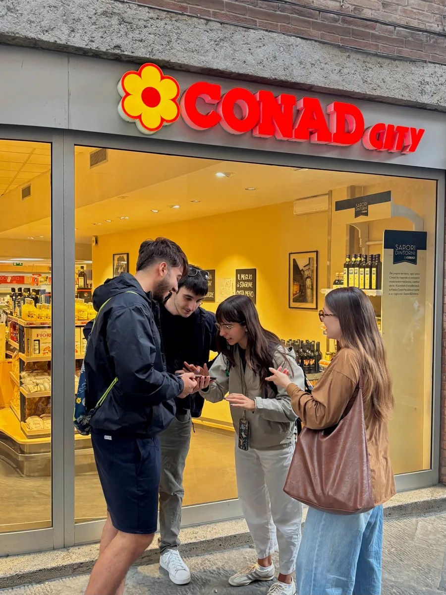 Il team fa provare il prototipo a dei ragazzi davanti a un supermercato
