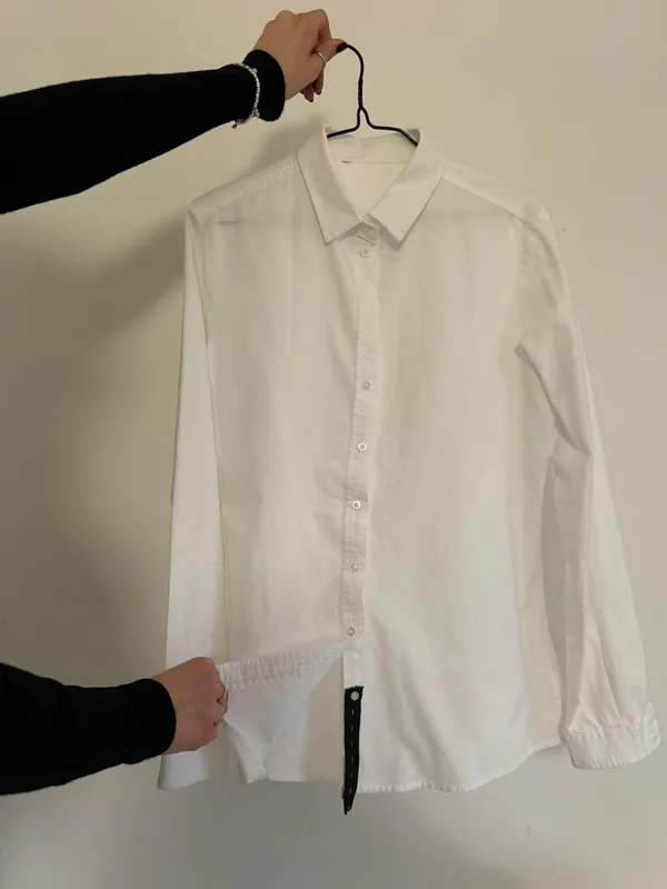Camicia bianca con apertura laterale