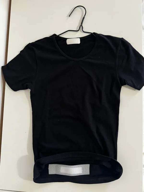 T-shirt nera con banda in velcro sull'orlo
