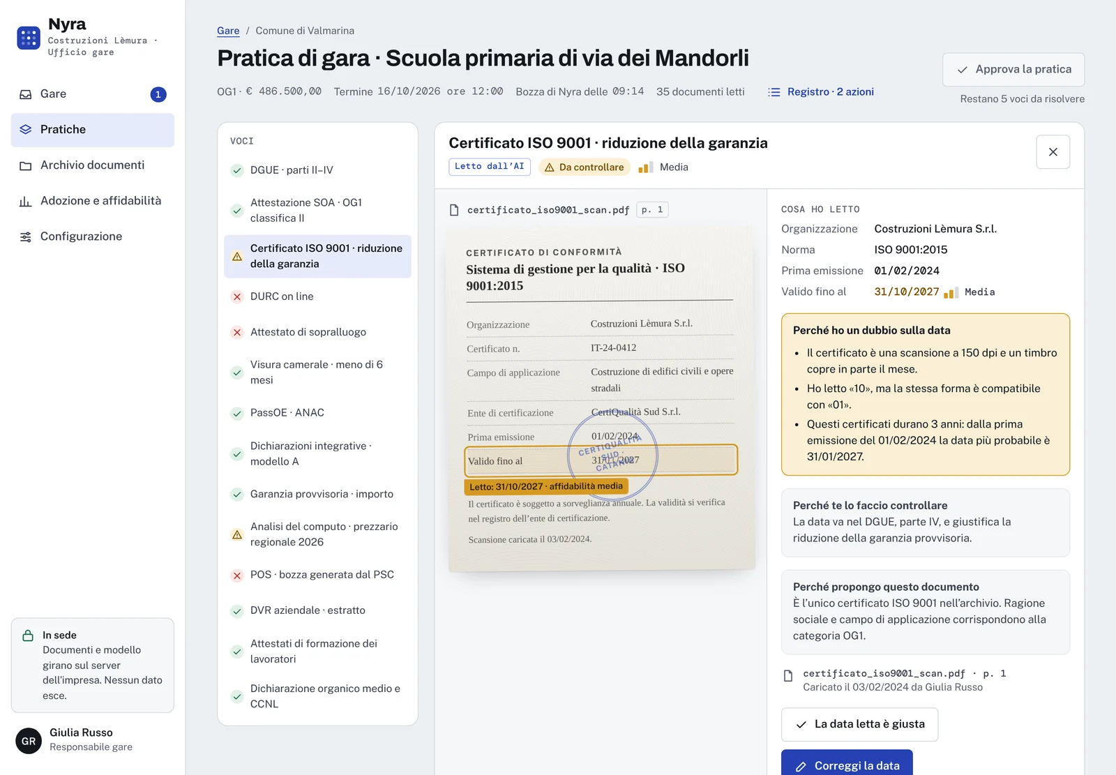 Dettaglio del certificato ISO 9001: scansione con la data evidenziata e coperta in parte da un timbro, e a destra i motivi del dubbio.
