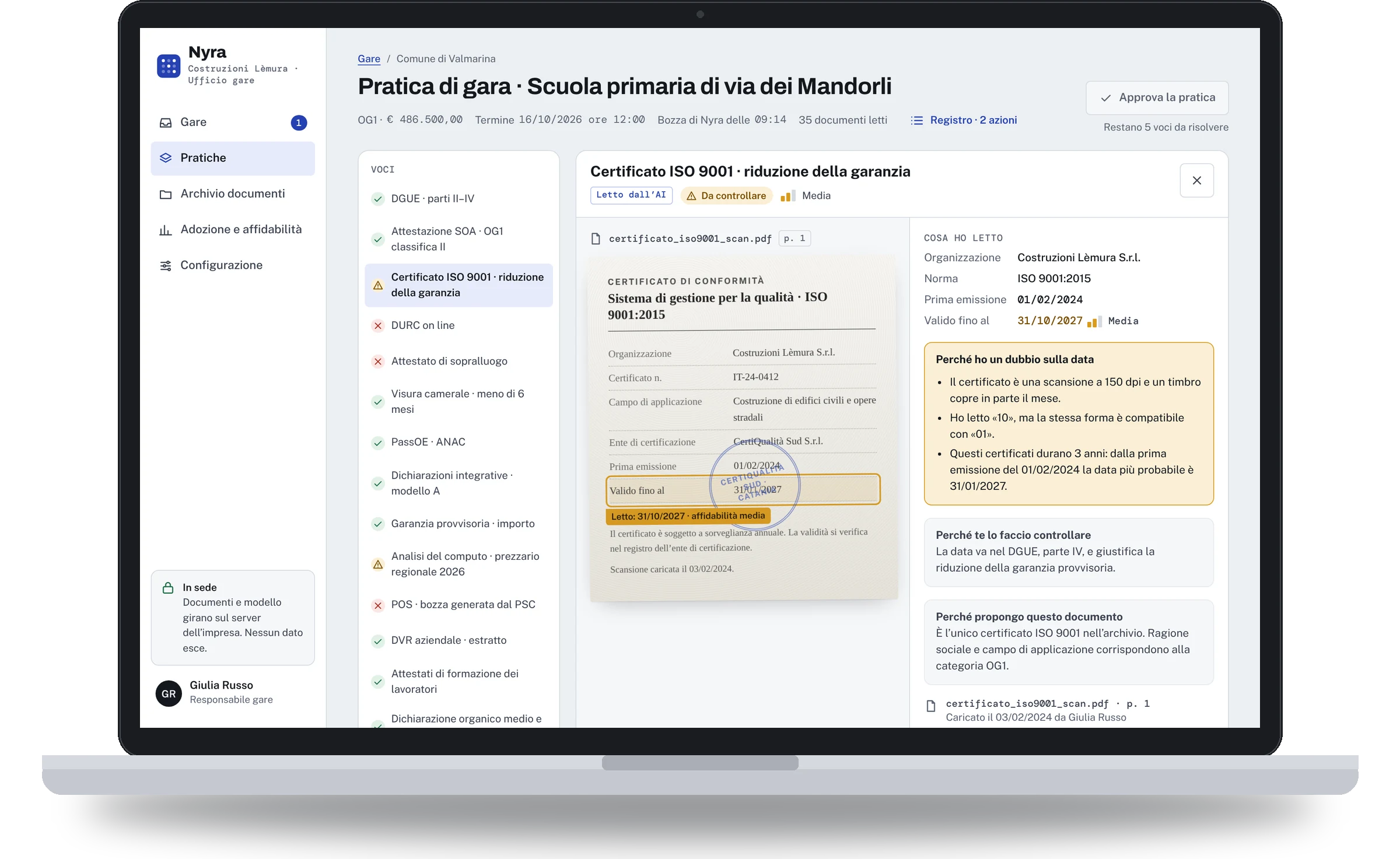 Nyra su un portatile: la pratica di gara per una scuola, con l’elenco delle voci a sinistra, la scansione di un certificato ISO 9001 al centro con la data di scadenza evidenziata in ambra e, a destra, il motivo del dubbio del sistema.