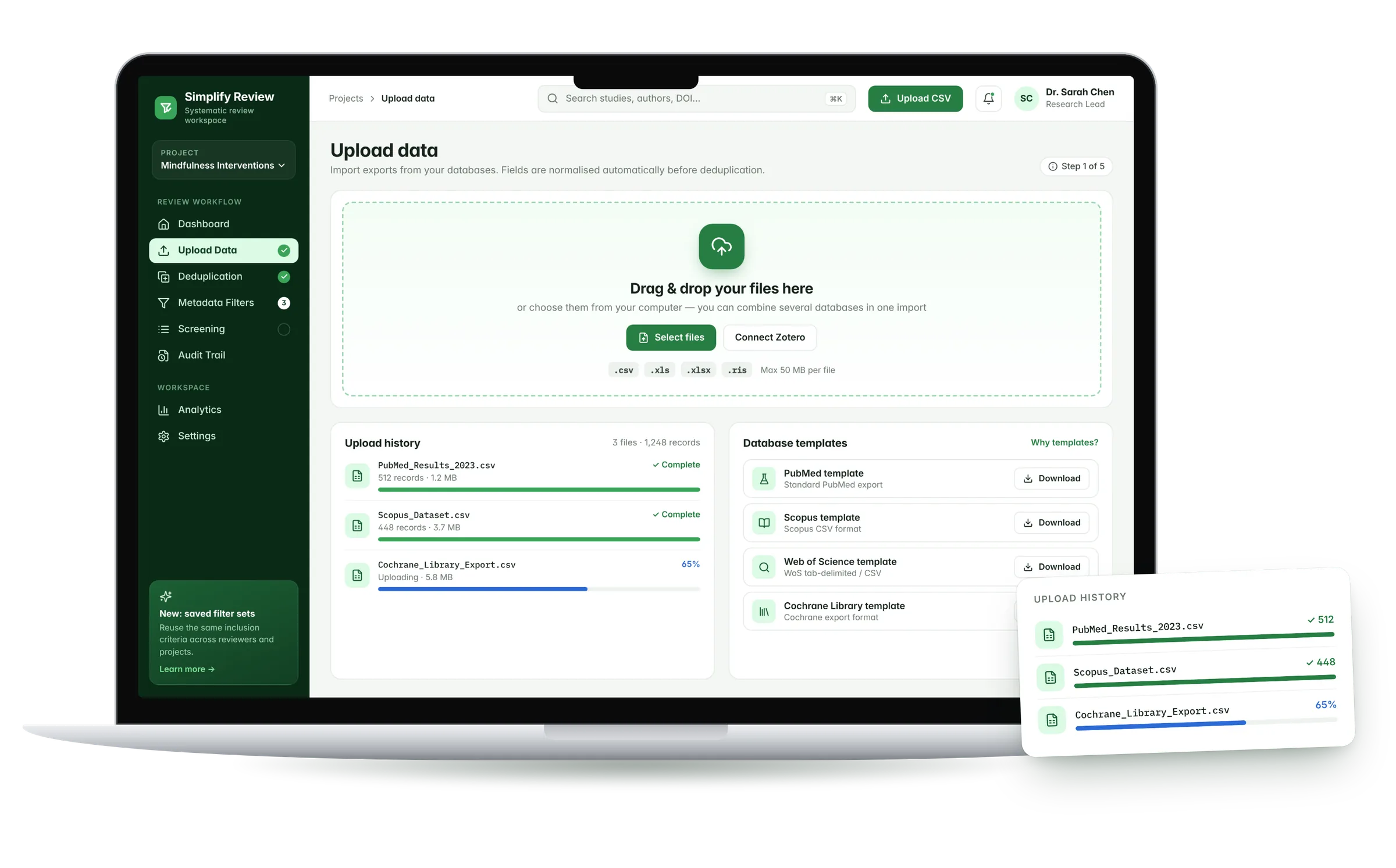 Schermata Upload data su un portatile: area di trascinamento dei file, cronologia dei caricamenti e template per le banche dati, con il dettaglio della cronologia in primo piano.